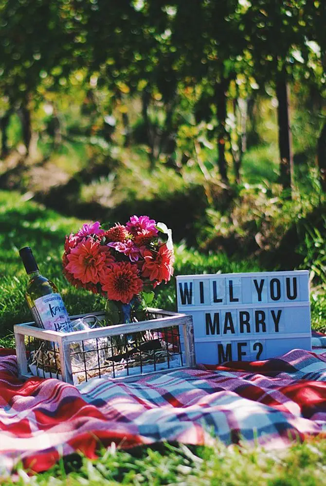 Source: whimsywillowrentals via Instagram, colestalpaperprints via Instagram, unforgettableproposals via Instagram