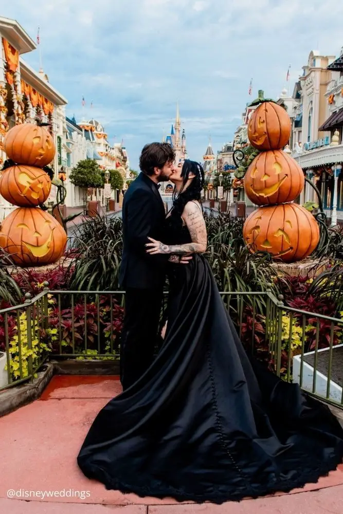 Source: _craftkrazie_ via Instagram, ringsalyssa700 via Instagram, disneyweddings via Instagram