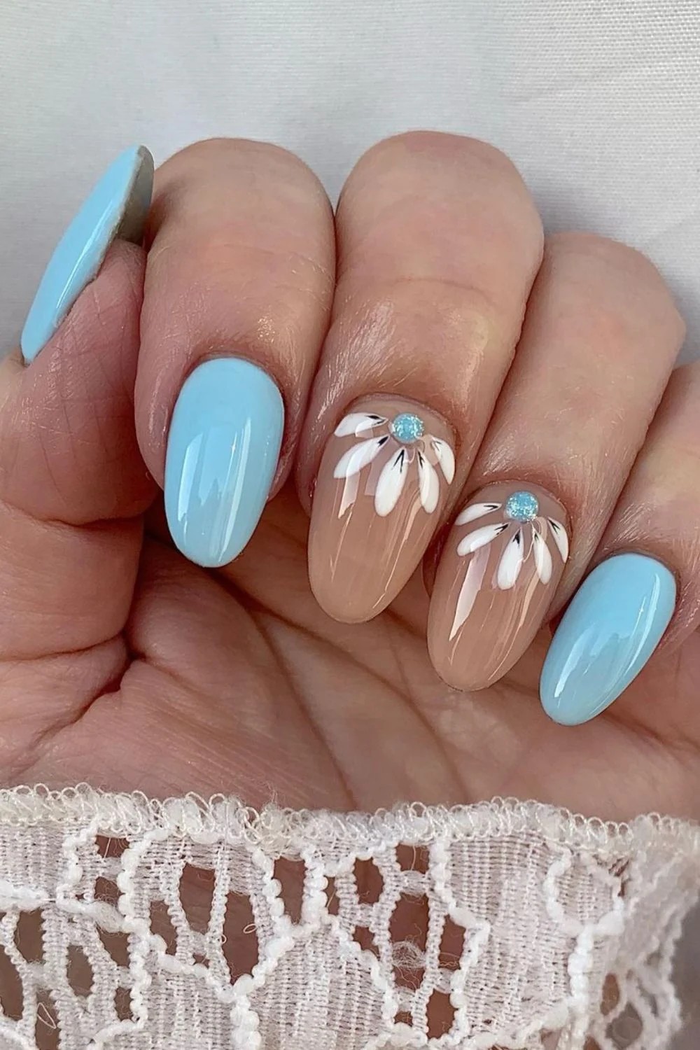 Blue Daisy Accent Nails